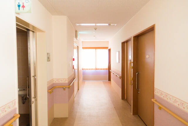 【ケアハウスとは？】ケアハウスのメリットとデメリット class=