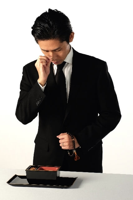 【葬儀の服装マナー】お通夜やお葬式でのネクタイの色はどうすれば？ class=