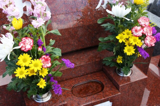【お墓のリフォーム】お墓・墓石の花立はいつ交換すべき？ class=