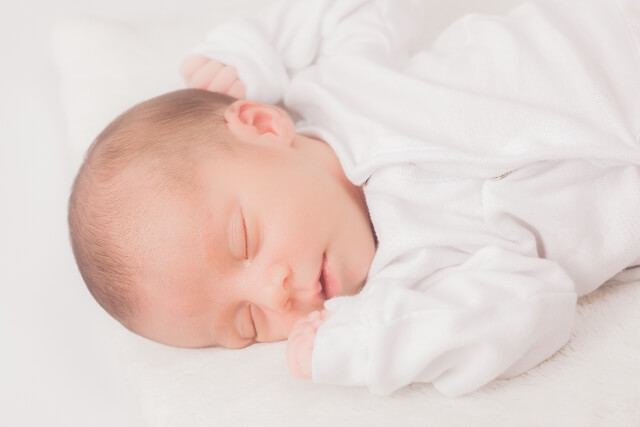 葬儀に乳児は連れていくべき？連れていかないべき？ class=