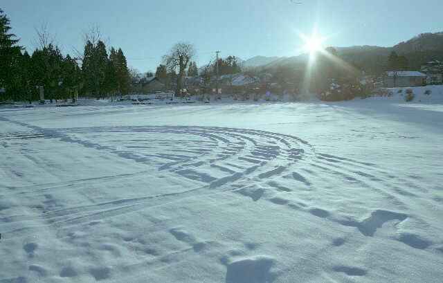 【葬儀の服装マナー】冬の葬儀に参列する際の、服装マナー class=