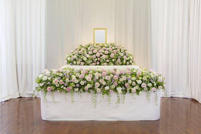 オーソドックスな花祭壇のサンプル