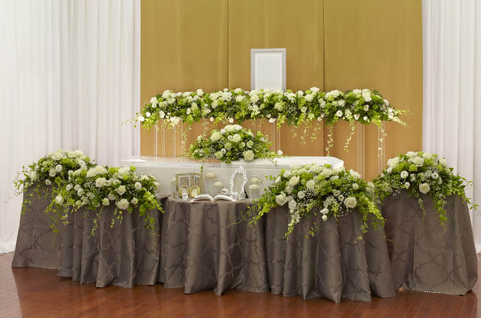 ナチュラルな花祭壇のサンプル